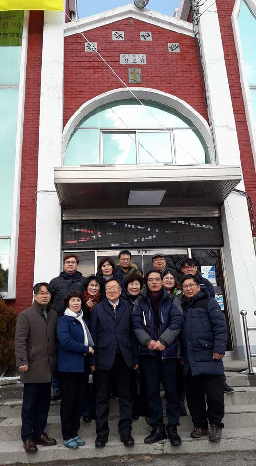 참가자들이 창북교회(임종주 목사) 노인대학과 방과후 학교 설명을 들었다.