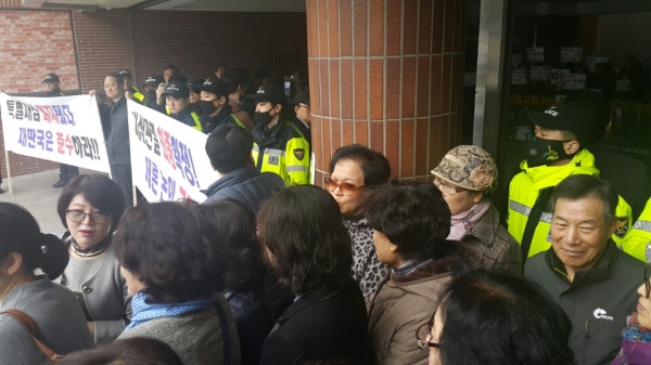 오늘 재판국의 판결이 예정되어 있는 명성교회와 서울교회 건으로 긴장감이 고조된 가운데 경찰병력이 배치되어 있다.