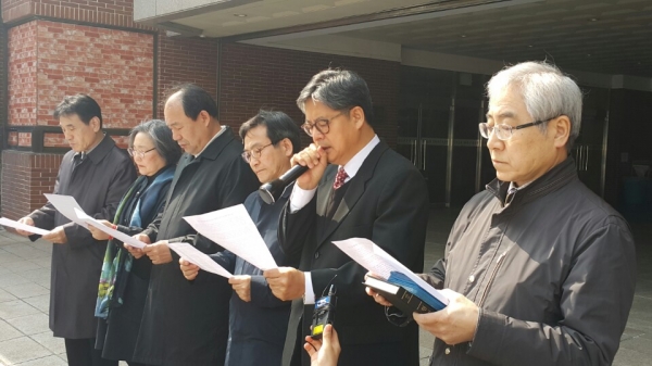 오늘 오전 11시 백주년 기념관에서 예장통합총회 5개 모고히자단체 회원들이 성명을 발표하고 있다.