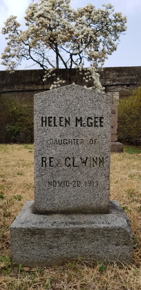 헬렌 맥기 원 묘비 - 출생 후 열흘 만에 하나님의 부름을 받은 로저 얼 윈(Roger E. Winn) 부부의 갓난 딸