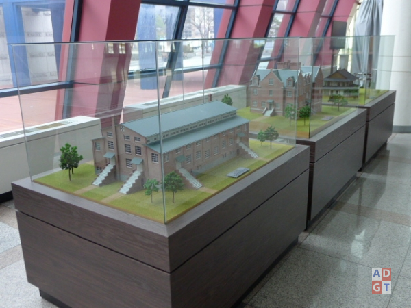 체험관 옆에 평양 숭실 건물 모형이 전시되어 있다.
