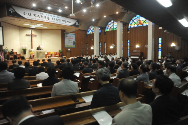 5.18 민주화운동 38주년 기념예배에서 NCCK 총무 이홍정 목사가 설교하고 있다.