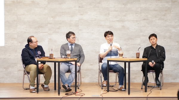 장창수 선교사, 김종일 목사, 정진화 대표, 정유식 팀장(왼쪽부터)이 청년들과 대화의 시간을 가지고 있다. 플로잉인터내셔널 제공