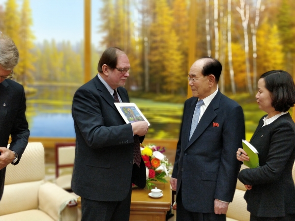 지난 3∼7일 북한을 방문한 크리스 퍼거슨(왼쪽 두번째) 세계개혁교회커뮤니온 총무가 북한 김영남 최고인민회의 상임위원장(왼쪽 세번째)과 만났다.  WCC, WCRC 제공