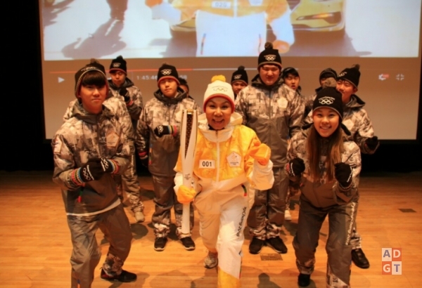동계올림픽 성화봉송 주자로 뛴 이사장 인순이 씨와 해밀학교 학생들