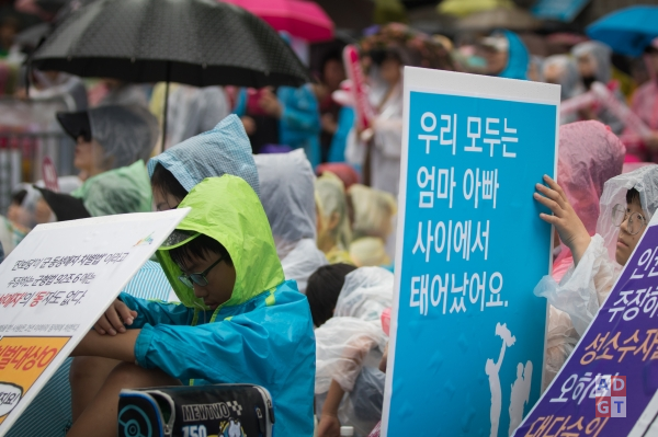 2017년 열린 퀴어문화축제에서 이를 반대하는 시민단체가 피켓시위를 하고 있다. 권은주 기자