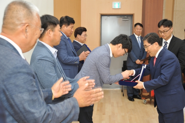 김유수 목사가 월광비전타운 건설에 수고한 이들에게 감사패를 전달하고 있다.