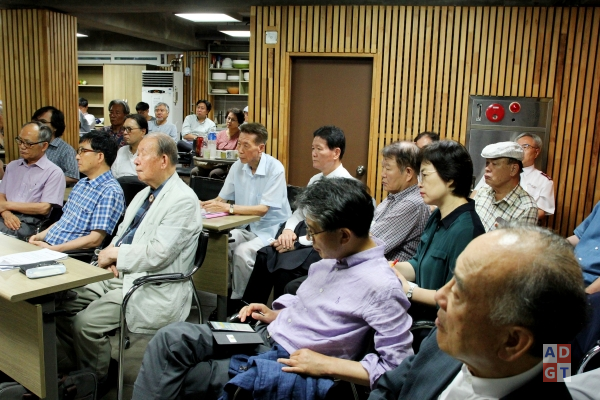기사연 이제홀을 가득 채운 참석자들이 '평화체제 이후의 한반도와 북한 선교 방향' 간담회에 경청하고 있다.