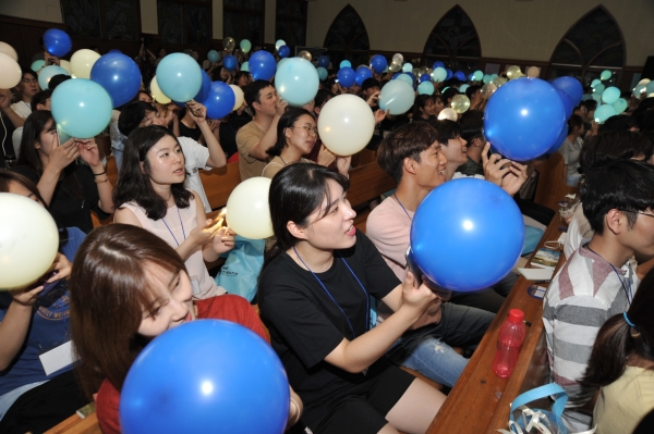 한국누가회가 '하나님 나라와 성령'을 주제로 78회 CMF 전국학생수련회를 호남신대에서 가졌다. 사진은 EBS 그룹을 환영하는 행사.