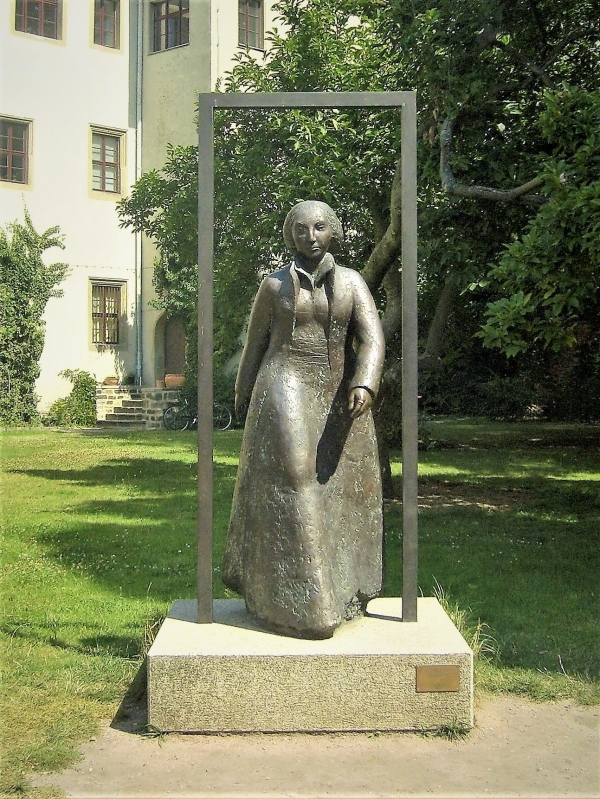 니나 코흐, 카타리나 폰 보라 기념상, 1999년, 청동, 170x60x80cm, 비텐베르크, 루터하우스