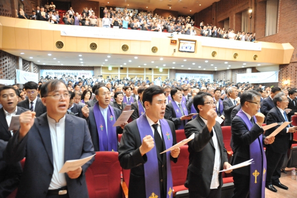 총회헌법수호를 위한 예장 목회자대회가 3일 한국백주년기념관에서 있었다. 참석자들은 명성교회 세습 철회를 요구했다.