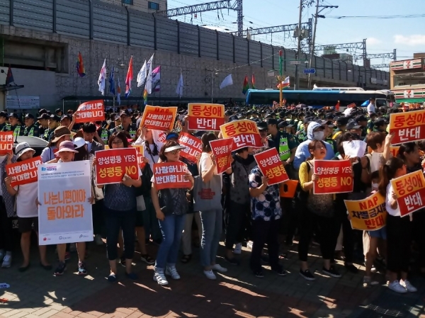 지난 8일 인천 동구 동인천역 북광장에서 개최될 예정이었던 인천퀴어행사가 시민들의 반대로 무산되었다.