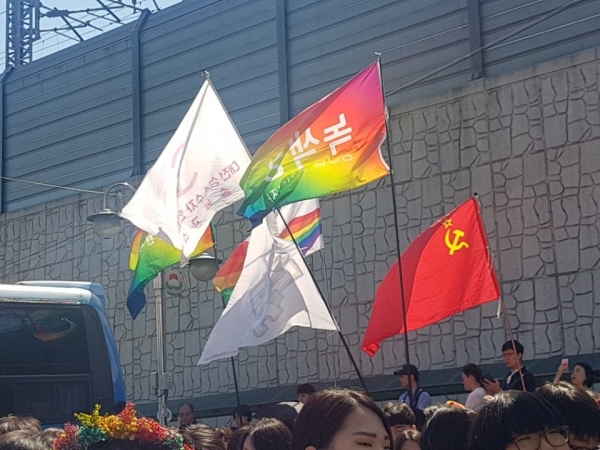 인천퀴어행사를 강행하며 나타난 민중당, 녹색당, 구 소련 국기