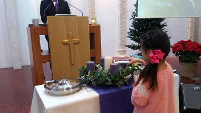 대림절에 초에 불을 붙이면서 예배를 통해 절기의 의미를 배우는 포도나무교회 어린이