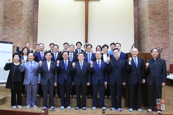 예장통합 제 103회 총회 임원들과 함께 한 림형석 목사