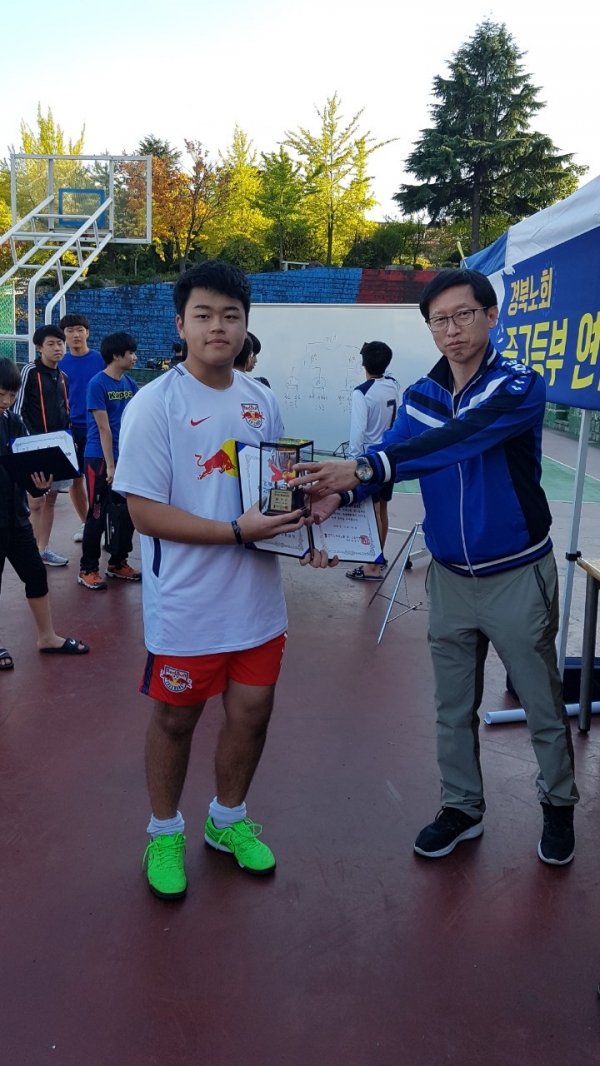 경북노회 중고등부연합회 제1회 풋살대회 MVP 상을 받은 박성준 학생
