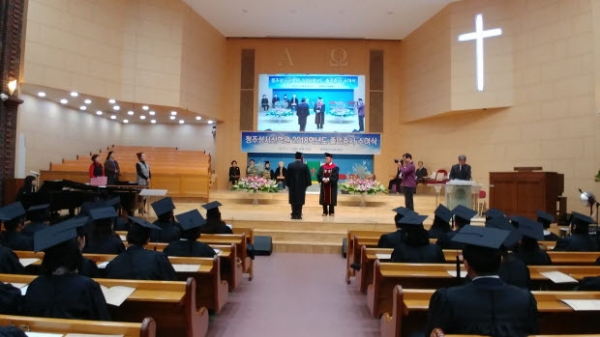 원장 정동범 목사가 졸업자 대표에게 졸업증서를 수여하고 있다.