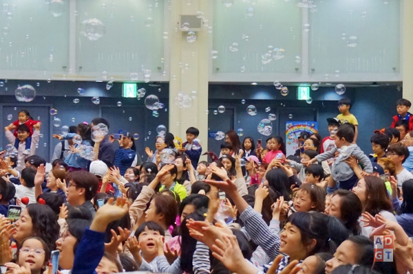 히즈쇼랜드 공연 중 MC 선호의 버블아트쇼를에 환호하는 어린이들. 김유수 기자