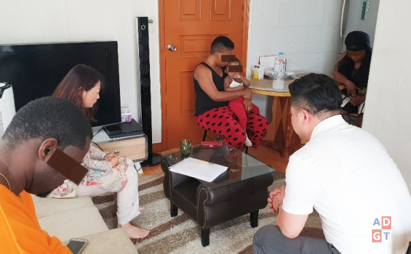 글로벌호프 송영옥 팀장과 정경일 국장이 한 난민 가정을 방문해 상황을 살펴보고 이들을 위해 기도해주고 있다. 권은주 기자