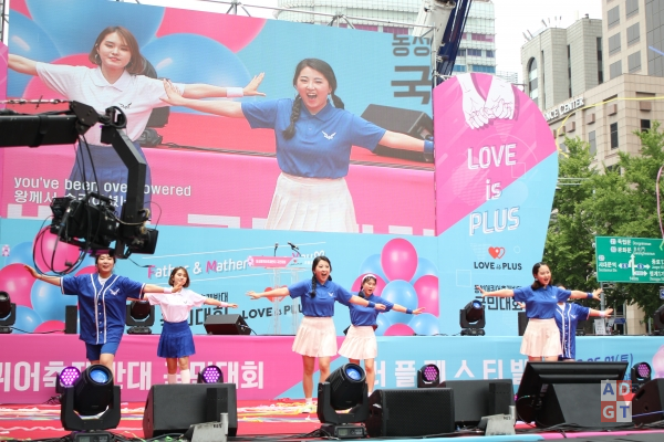 국민대회 식전 행사에서 '청년응원문화연대 리오'가 신나는 댄스 공연을 펼치고 있다. 김유수 기자