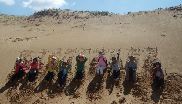 한국교회여성연합회 회원들이 몽골 사막화 현장을 돌아보며 숲 조성을 위해 지속적인 기도와 후원을 다짐했다.