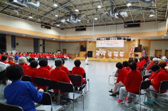 대전제일교회  '예둥이 중창단'(어린이 중창단)이 축하무대를 펼치고 있다. (김성수 기자)