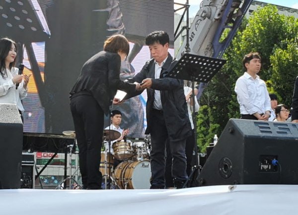 탈북민 대표에게 한국교회 성도들의 마음을 담은 성금이 전달되었다.  김성수 기자
