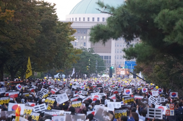'검찰개혁'과 '공수처 설치'를 촉구하는 시위에 참여해 국회의사당 앞 도로를 가득 메운 시민들. 김유수 기자