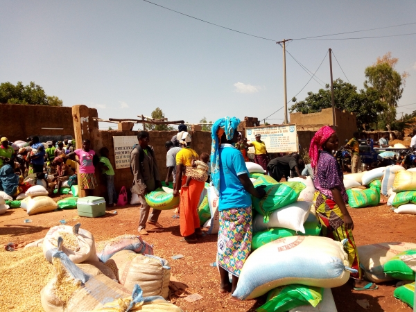 오픈도어가 아프리카 지역에 있는 기독교 난민들에게 식량을 나눠주고 있다. 오픈도어 제공