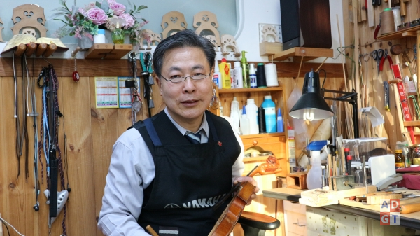 현악기 수리하는 삶을 살아온 지 올해 30년째인 김학영 장로. 그의 일생 소원은 죽어가는 악기, 모두가 포기한 악기에 새로운 생명을 불어넣어 다시 살리는 것이다. 김성해 기자