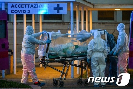 신종 코로나바이러스 감염증(코로나19) 환자를 이송하는 이탈리아 의료진. © AFP=뉴스1