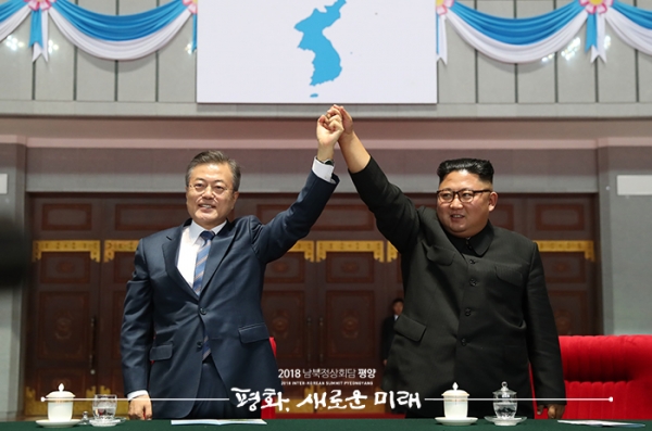 2018년 평양에서 있었던 남북정상회담에서 만난 문재인 대통령과 김정은 국무위원장. 출처 통일부<br>