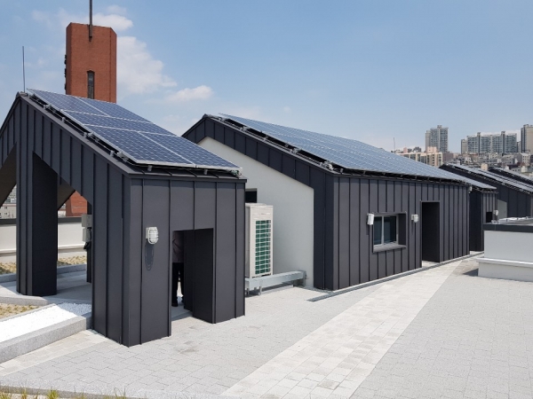기독교대한감리회 태양광발전소협동조합이 교회 지붕에 설치한 태양광 패널 모습. 조합 제공