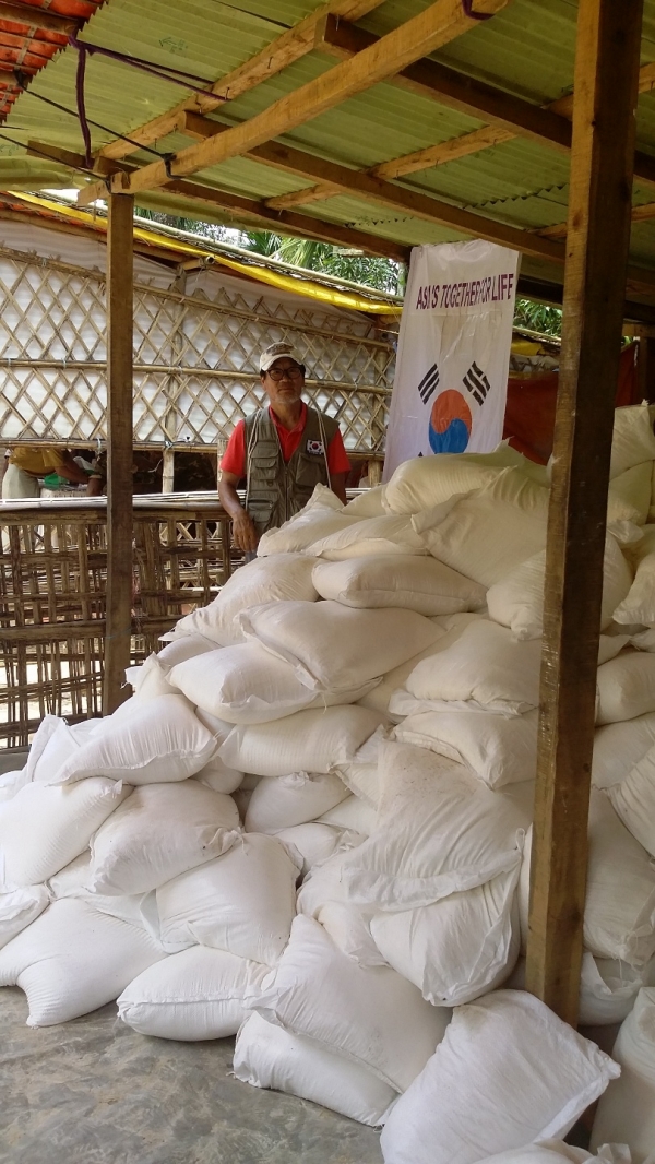 로힝야 난민촌에 쌀을 지원하는 모습(사진 김경태 목사 제공)