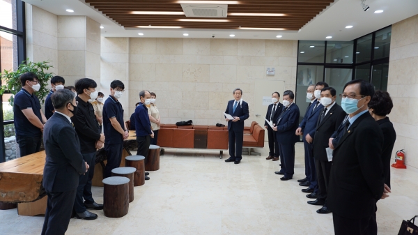 예장통합 총회 임원들과 직원들, 이신성 기자