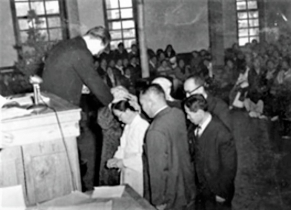 1955년, 서울 정동교회에서 전밀라 목사가 목사 안수를 받는 장면.<br>