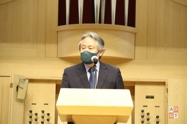 평화의 인사를 전하는 NCCK 이홍정 총무. 이신성 기자