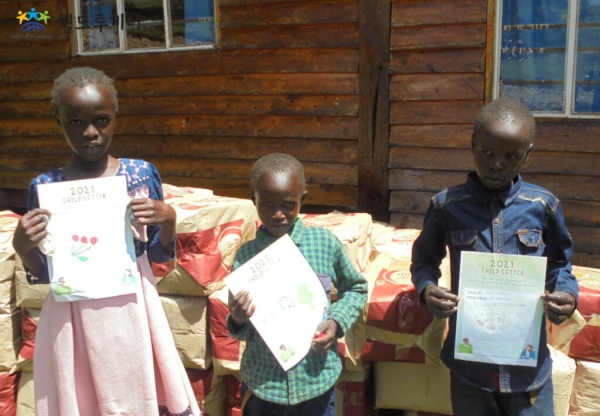 후원자에게 보내는 그림과 편지를 쓴 케냐 어린이들. 월드투게더 제공.<br>