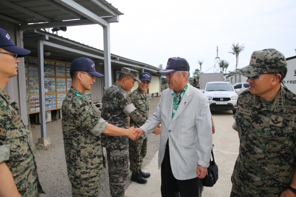아라우부대원 격려하는 권영해 전국방부장관