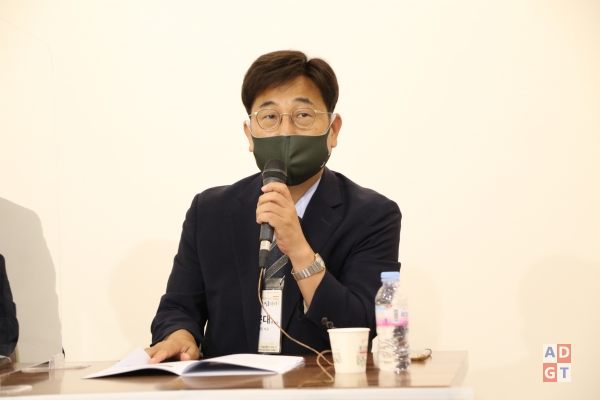 법률적 의견을 제시하는 강문대 변호사. 이신성 기자