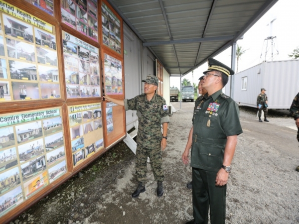 필리핀 국방참모총장에게 복구현황을 브리핑하는 아라우부대장