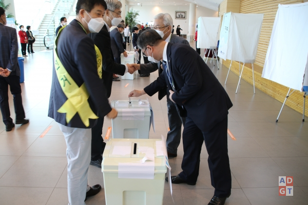 부총회장 선거 투표 모습. 이신성 기자