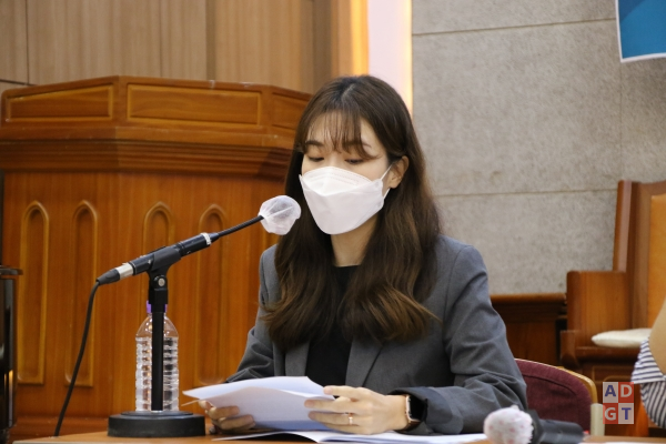 김하은 간사의 참관기 발표 모습. 이신성 기자