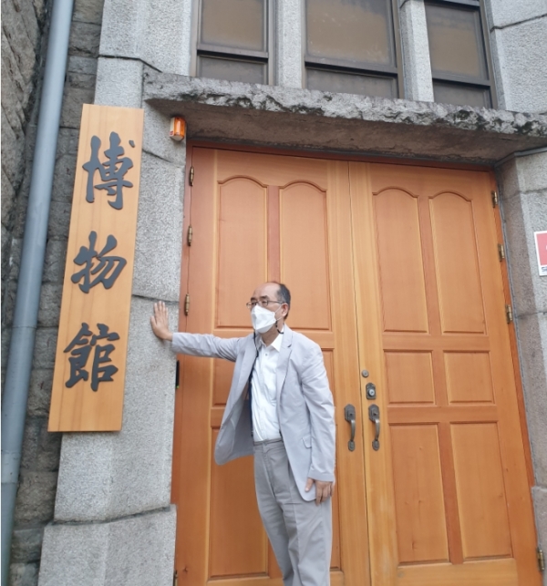 윤인구 총장 시절 예배를 드렸던 채플실(지금은 박물관) 문 입구에서 김재호 교수