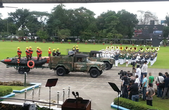 필리핀군 창설기념행사시 한국산 차량