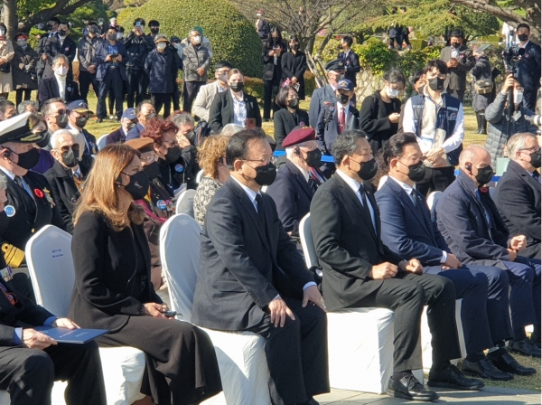 유엔묘지에거 거행된 안장식에 참석한 김부겸 총리와 콜롬비아 부통령