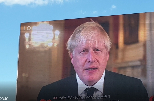 보리스 존슨 영국 총리가 영상으로 메시지를 전하다