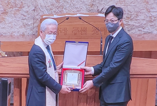 전장연 이승철 회장이 명성교회 김하나 목사에게 감사패를 증정하다
