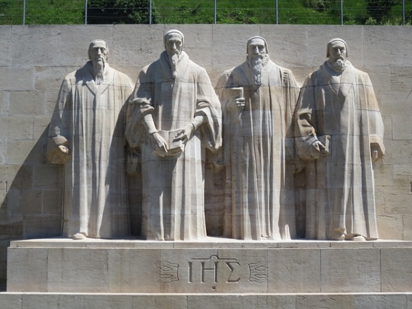 제네바 종교개혁기념비. 왼쪽부터 파렐,칼뱅, 베즈, 녹스 석상. 출처 픽사베이