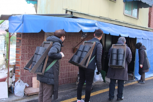 NCCK 임원들과 동두천시기독교연합회 회원들이 연탄을 배달하고 있다.